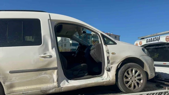 Öğrenci servisi hafif ticari araç ile çarpıştı: 2 yaralı
