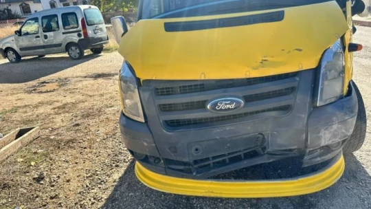 Öğrenci servisi hafif ticari araç ile çarpıştı: 2 yaralı