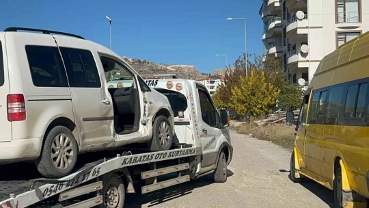 Öğrenci servisi hafif ticari araç ile çarpıştı: 2 yaralı