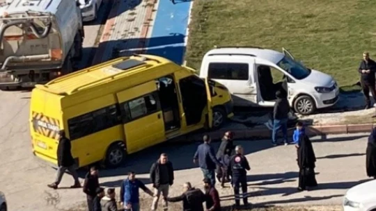 Öğrenci servisi hafif ticari araç ile çarpıştı: 2 yaralı
