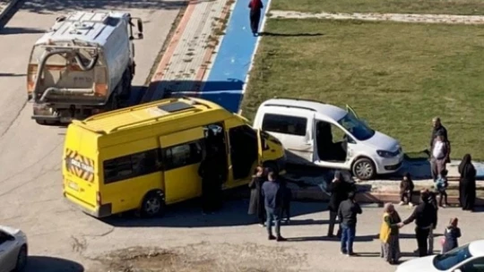 Öğrenci servisi hafif ticari araç ile çarpıştı: 2 yaralı