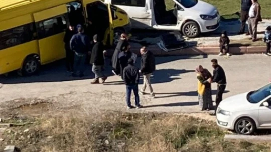 Öğrenci servisi hafif ticari araç ile çarpıştı: 2 yaralı