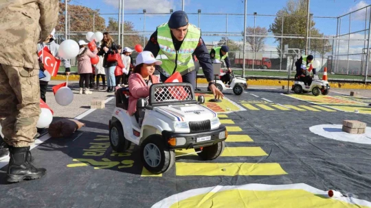 Öğrenciler jandarmanın etkinliğinde doyasıya eğlendi