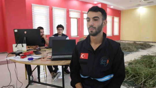 Öğrenciler tamamen otonom çalışan robot üretti: 1 buçuk ton yük kaldırabiliyor