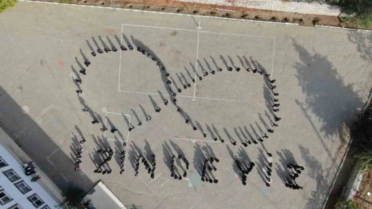 Öğrencilerden 10 Kasım'da 'İzindeyiz' koreografisi