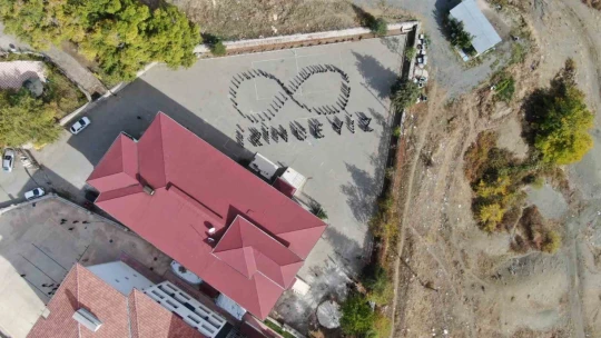 Öğrencilerden 10 Kasım'da 'İzindeyiz' koreografisi