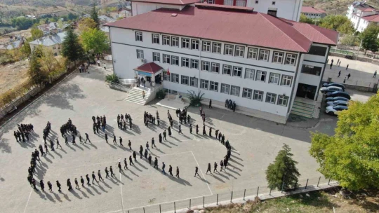 Öğrencilerden 10 Kasım'da 'İzindeyiz' koreografisi