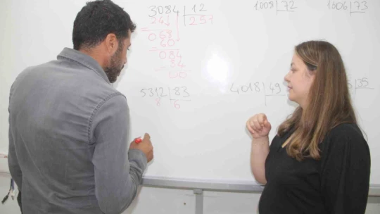 Öğrenmenin yaşı yok dediler, şimdi çocuklarının okuduğu sıralarda okuma yazma öğreniyorlar