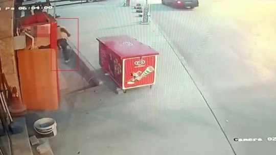 Önce etrafı kolaçan etti ardından çaldı: O anlar kamerada