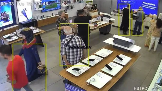 Önce keşif yaptı, sonra çaldı: Elazığ'da mağazadaki telefon hırsızlığı kamerada