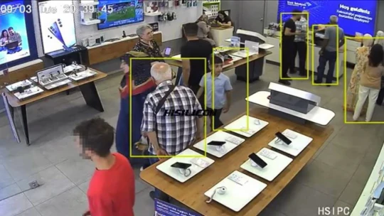 Önce keşif yaptı, sonra çaldı: Elazığ'da mağazadaki telefon hırsızlığı kamerada