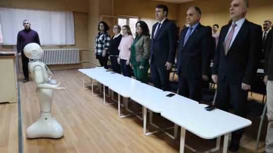 Otizmli çocuklar insansı robot 'Pepper' ile öğrenecek