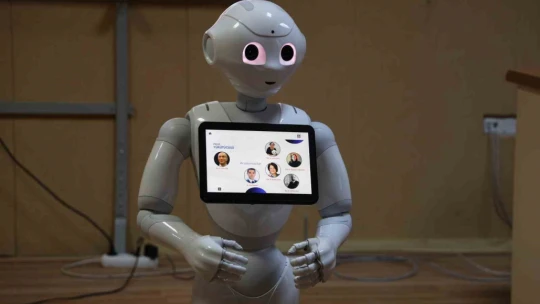 Otizmli çocuklar insansı robot 'Pepper' ile öğrenecek