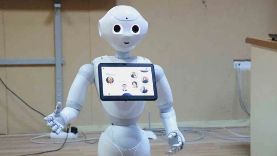 Otizmli çocuklar insansı robot 'Pepper' ile öğrenecek