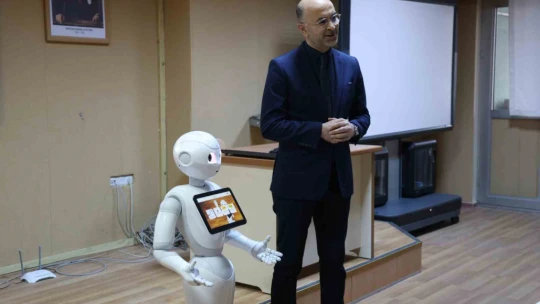 Otizmli çocuklar insansı robot 'Pepper' ile öğrenecek