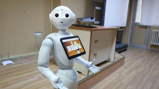 Otizmli çocuklar insansı robot 'Pepper' ile öğrenecek