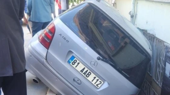 Otomobil apartman boşluğuna düştü: 2 yaralı