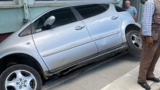 Otomobil apartman boşluğuna düştü: 2 yaralı