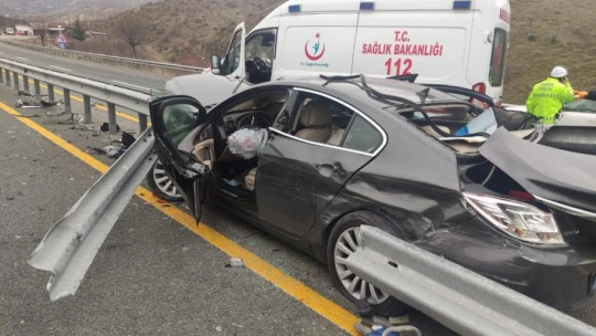 Otomobil bariyerlere ok gibi saplandı: 1 ölü, 1 yaralı