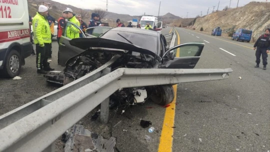 Otomobil bariyerlere ok gibi saplandı: 1 ölü, 1 yaralı