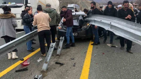 Otomobil bariyerlere ok gibi saplandı: 1 ölü, 1 yaralı