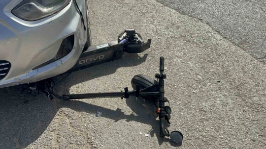 Otomobil ile scooterın çarpışma anı kameralara yansıdı