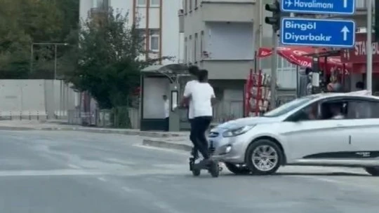 Otomobil ile scooterın çarpışma anı kameralara yansıdı