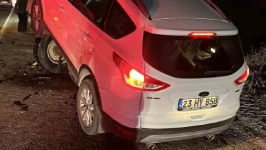 Otomobil ile traktör çarpıştı: 1 yaralı