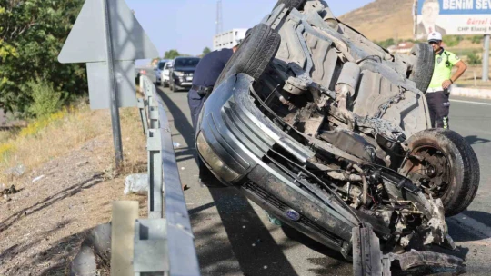 Otomobil karşı şeride uçtu: 5 yaralı