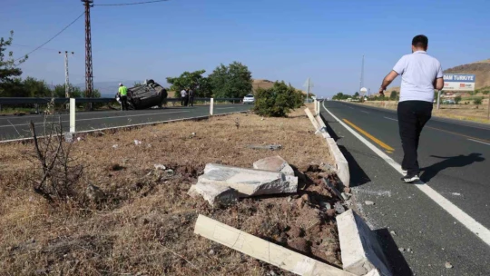 Otomobil karşı şeride uçtu: 5 yaralı