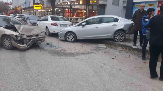 Otomobil park halindeki araçlara çaptı