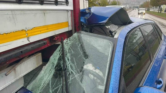 Otomobil park halindeki tırın altına girdi: 1 yaralı