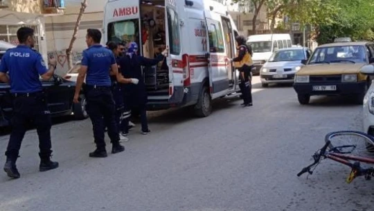 Otomobilin bisikletli şahsa çarpma anı kameralara yansıdı