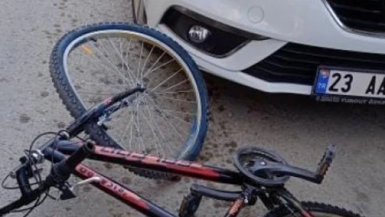 Otomobilin bisikletli şahsa çarpma anı kameralara yansıdı