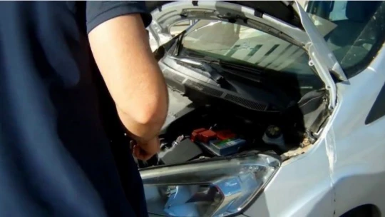 Otomobilin motor kısmına giren kedi kurtarıldı