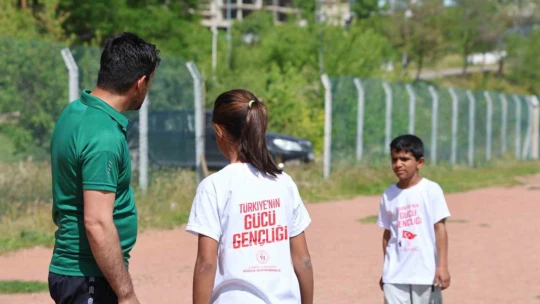 Özel sporcular atletizm yarışmasında ter döktü