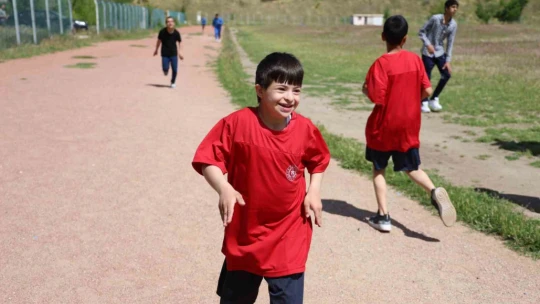 Özel sporcular atletizm yarışmasında ter döktü