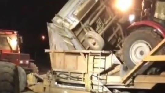 Pancar boşaltan traktörün römorku hazneye düştü