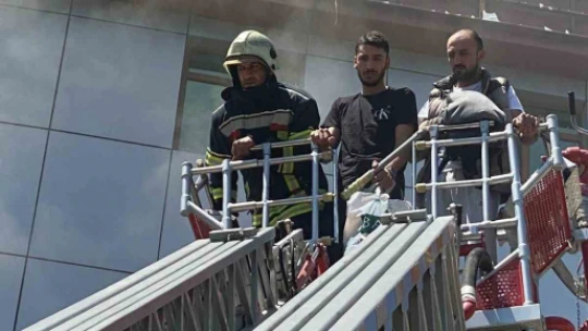 Pansiyonda yangın: Dumandan etkilenen 2 kişi kurtarıldı