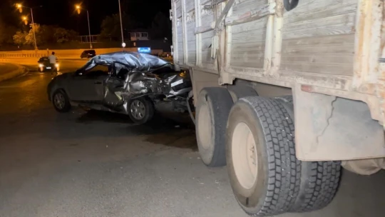 Park halindeki tankerin altına giren otomobil kağıt gibi ezildi: 1 yaralı