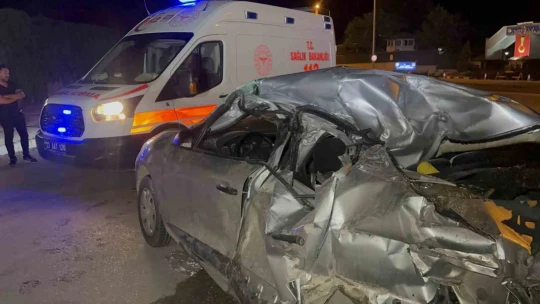 Park halindeki tankerin altına giren otomobil kağıt gibi ezildi: 1 yaralı