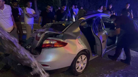 Park halindeki tankerin altına giren otomobil kağıt gibi ezildi: 1 yaralı