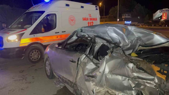 Park halindeki tankerin altına giren otomobil kağıt gibi ezildi: 1 yaralı