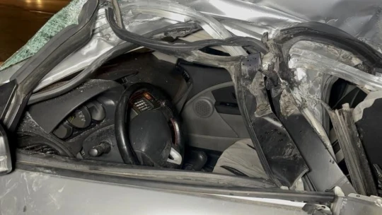 Park halindeki tankerin altına giren otomobil kağıt gibi ezildi: 1 yaralı