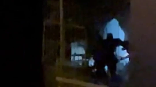 Polis 2 saat kovaladı, hırsız balkonda yakalandı