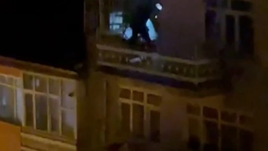 Polis 2 saat kovaladı, hırsız balkonda yakalandı