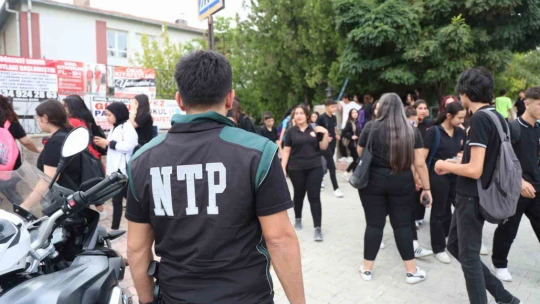 Polis ekipleri okul önlerinde göz açtırmıyor