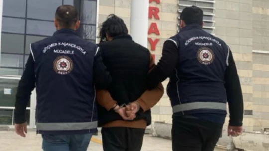 Polisin durdurduğu aracın bagajından kaçak göçmen çıktı