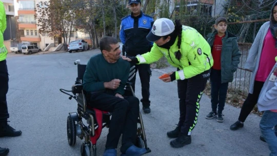 Polisin örnek davranışı üzerine hayırsever tarafından engelli şahsa akülü araç hediye edildi