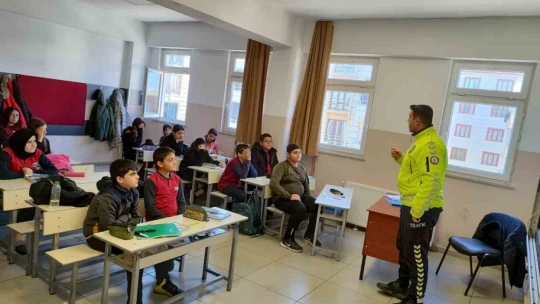 Polisten öğrencilere trafik eğitimi